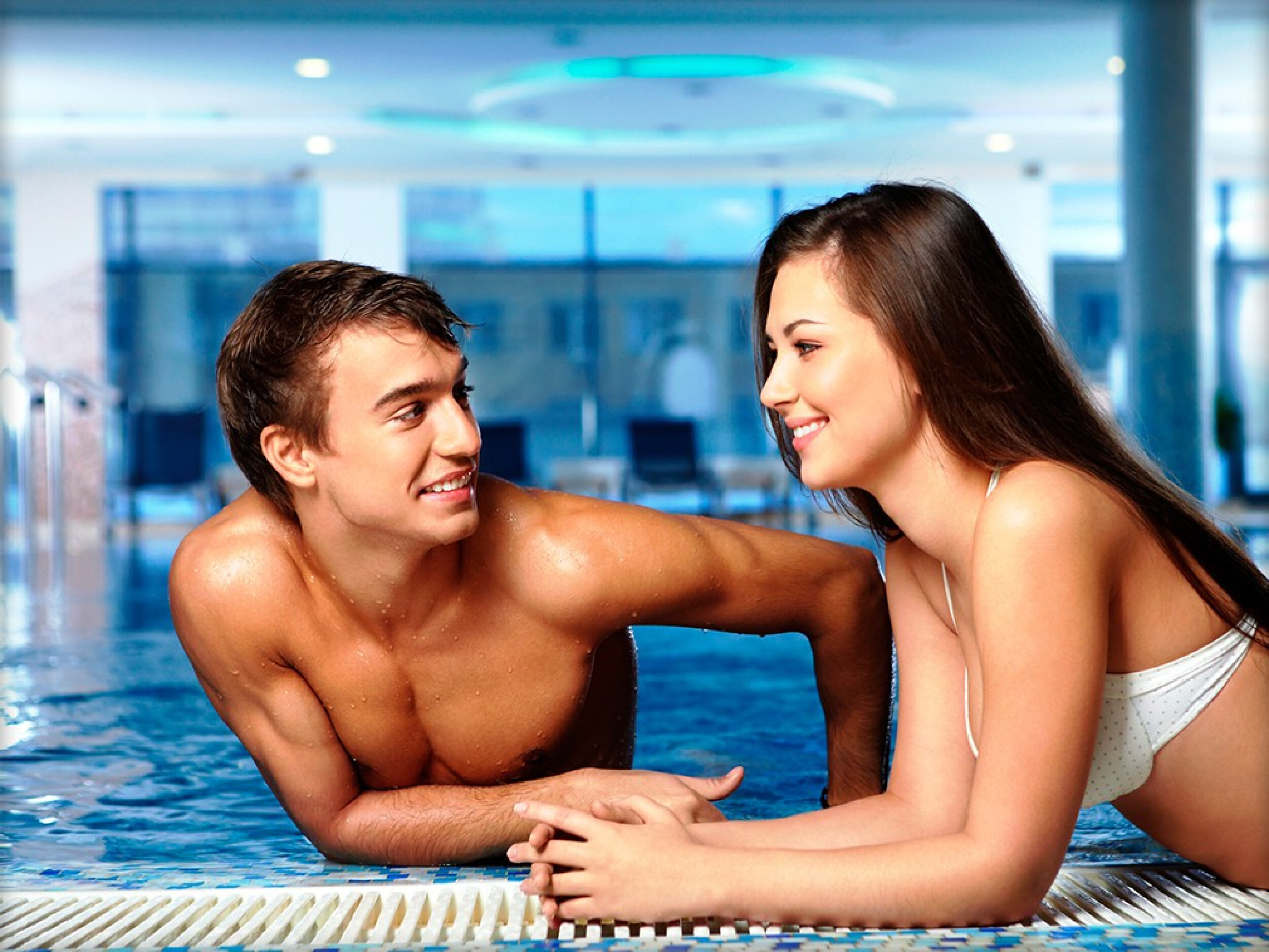 Молодые расслабляются. Пара в бассейне. Занятие любовью в бассейне. Мужчина и женщина в бассейне. Двое в бассейне.