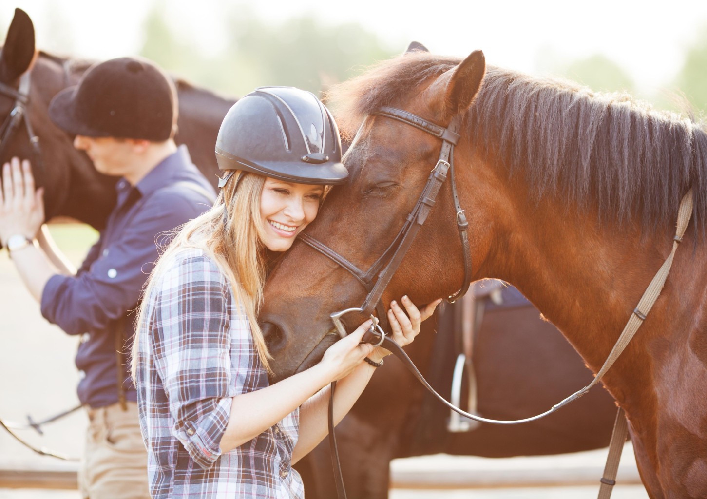 Верховая езда на площадке конно-спортивного клуба