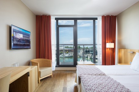 Романтический пакет с размещением в стандартном номере отеля Hestia Hotel Europa с потрясающим видом