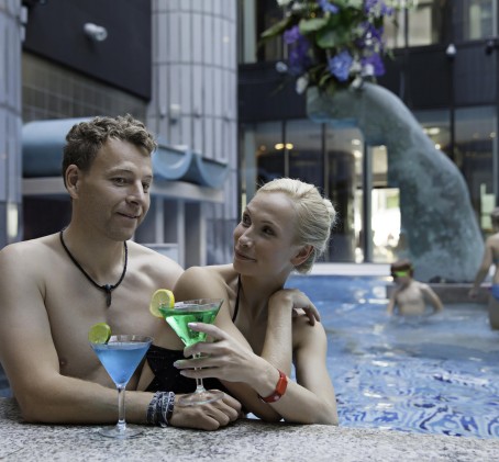 Водные удовольствия в Tallink Aqua Spa и коктейли из бара в бассейне