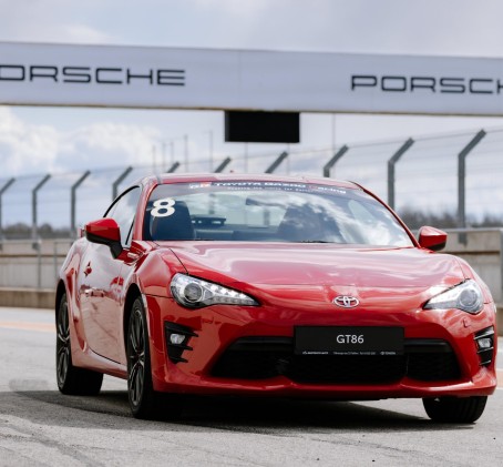 Волшебство быстрой езды за рулем Toyota GT86 по трассе Porsche Ring