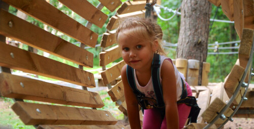 Увлекательная полоса препятствий в парке приключений Пирита для ребёнка #3