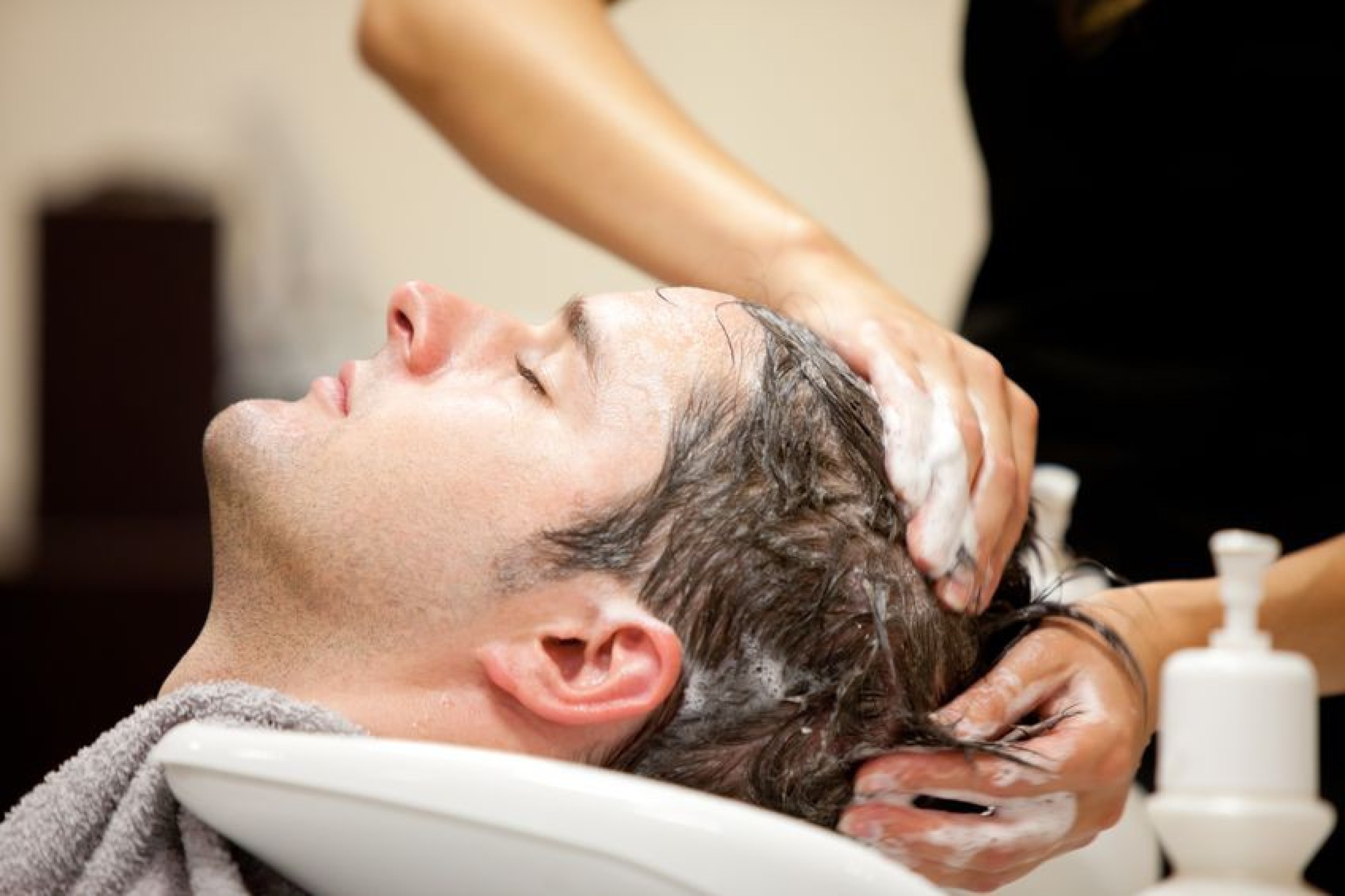 Hair massage. Мытье головы мужчине. Мытье головы мужчине в салоне. Мытье волос в салоне. Мытье мужской головы в салоне.