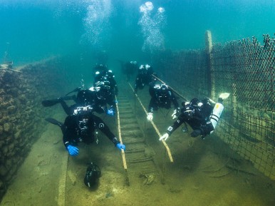 Sukeldumine veealuse vangla varemetes koos parvesõiduga