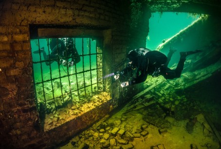 Ныряние в подводных развалинах тюрьмы 