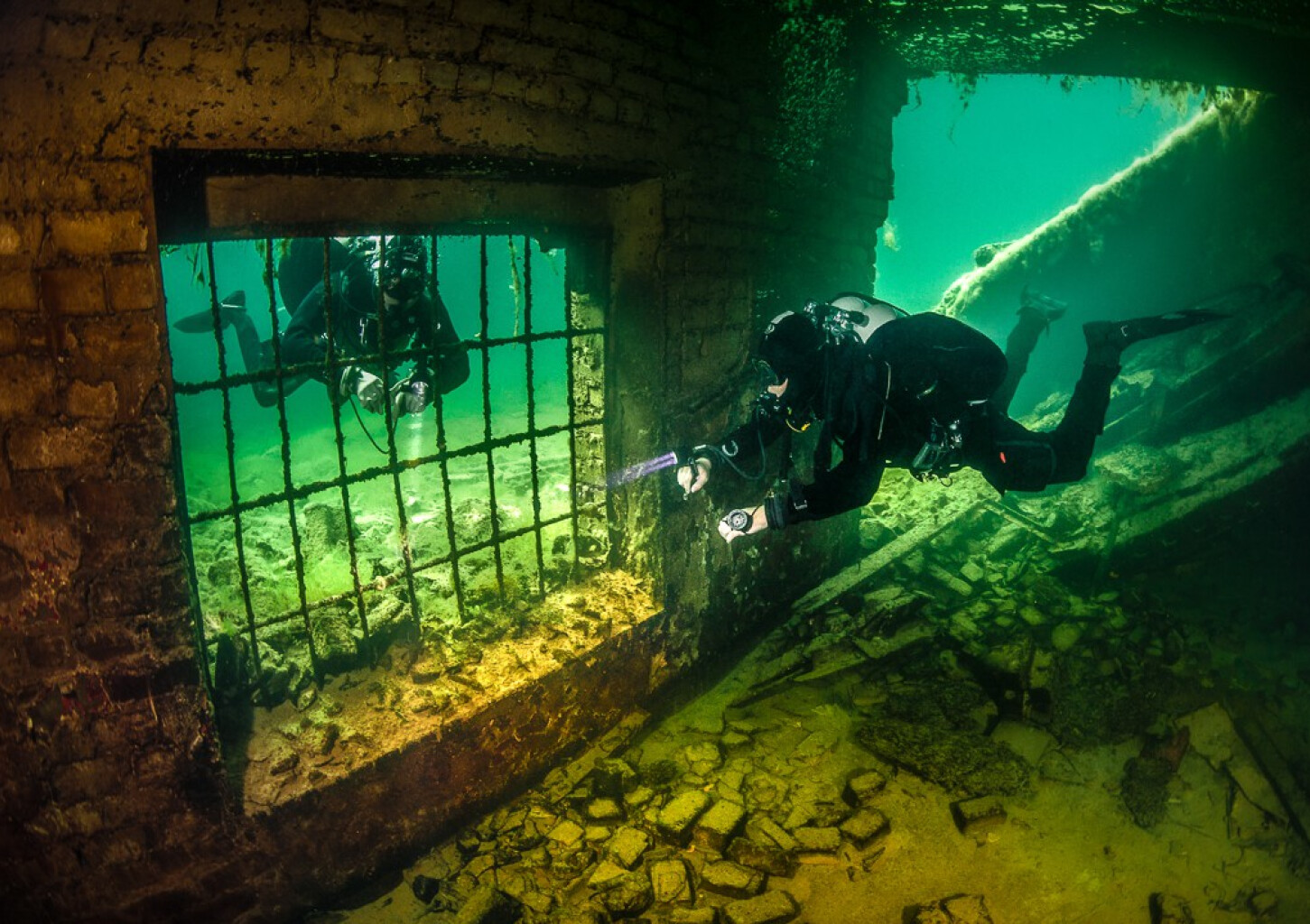 Sukeldumine veealuse vangla varemetes koos parvesõiduga