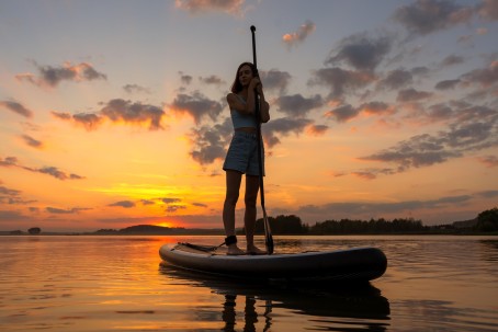 Морской поход SUP-серфингистов на закате 