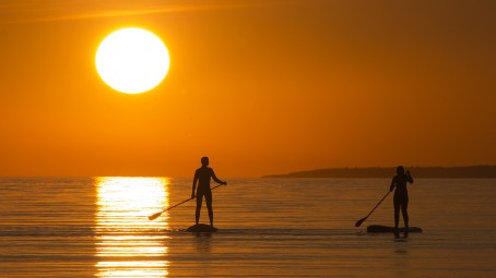 Морской поход SUP-серфингистов на закате для двоих