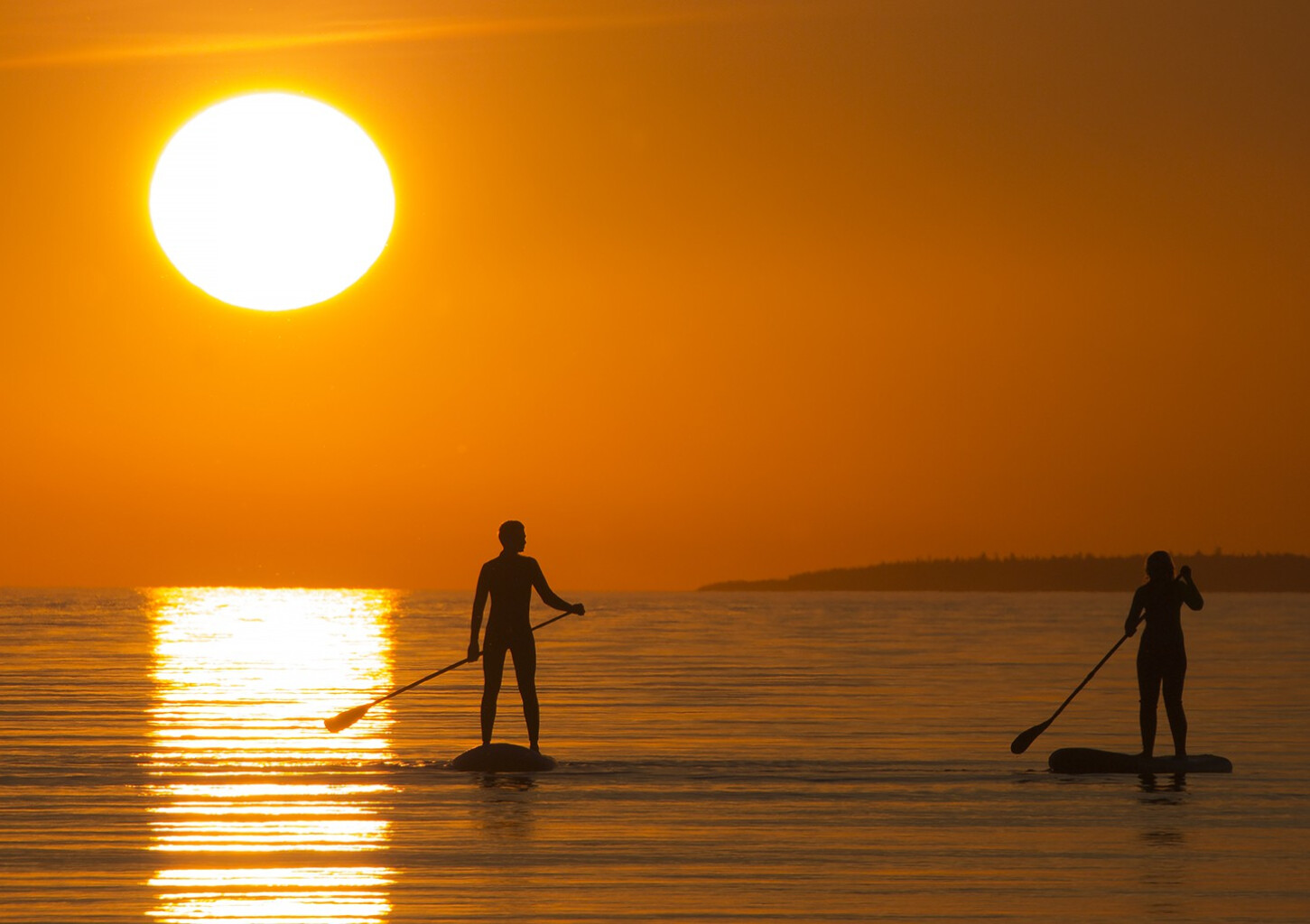 Морской поход SUP-серфингистов на закате для двоих