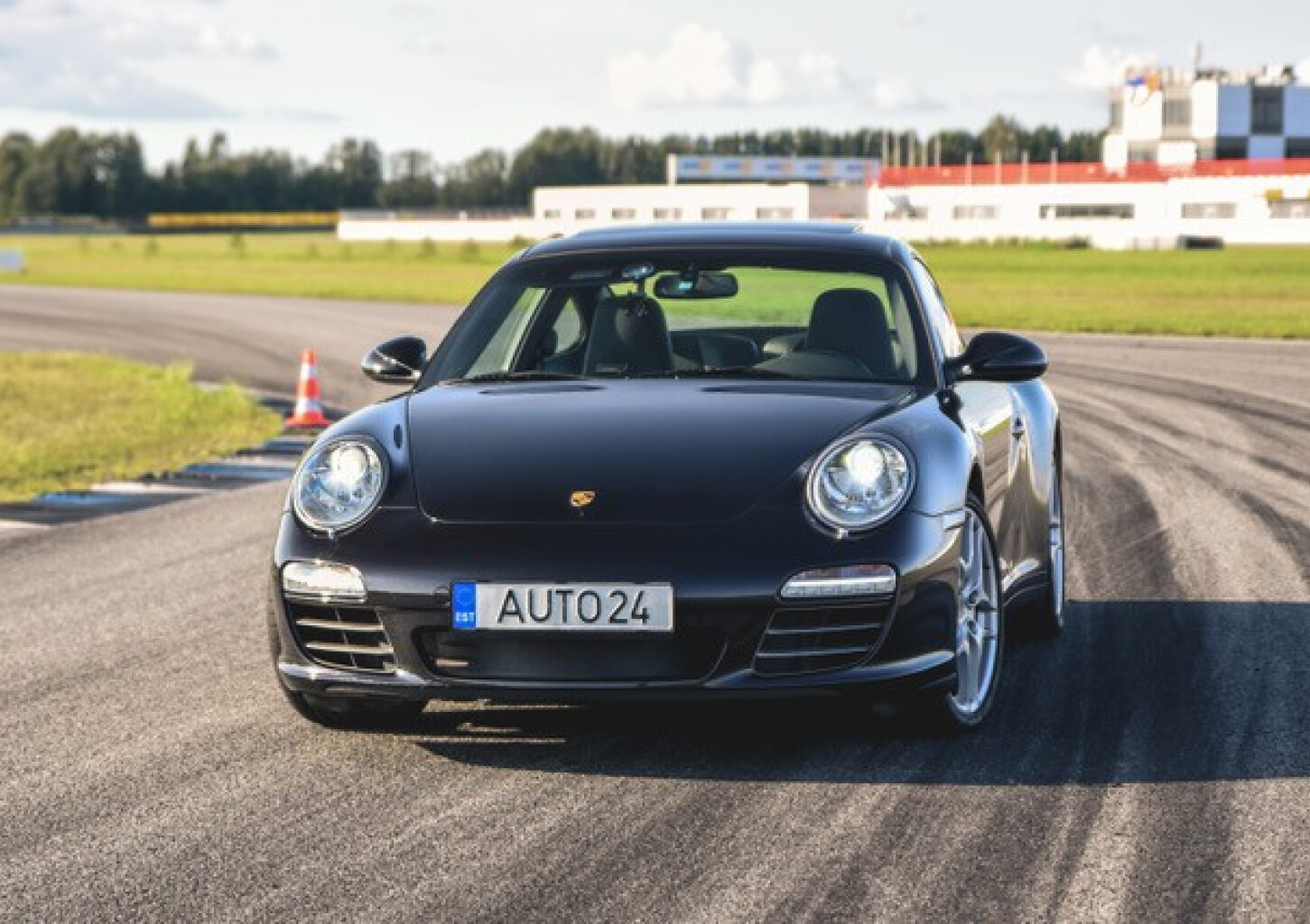 Захватывающая езда за рулем Porsche 911