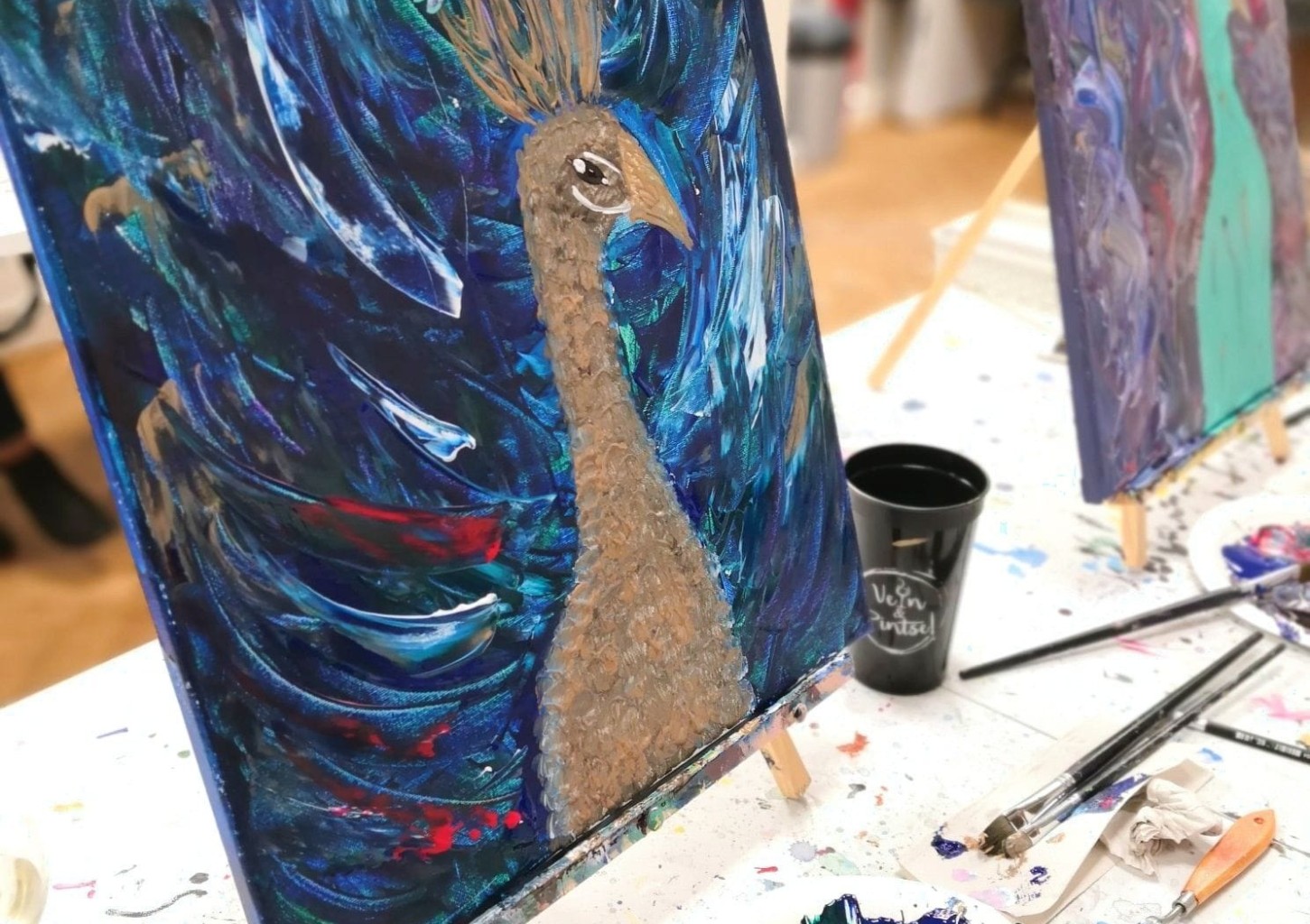 Meelelahutuslik juhendatud maalimine Vein & Pintsel stuudios