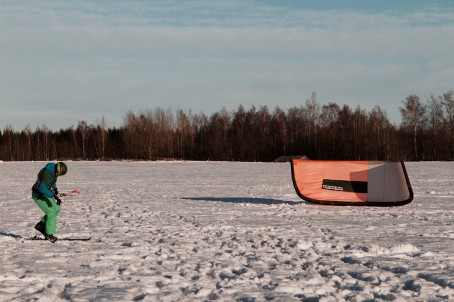 Зимний кайтсерфинг вместе с другом/подругой