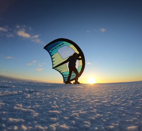 Обучение вингсерфингу в зимнее время года на Пярнуском заливе