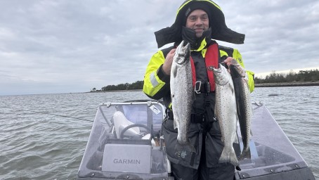 Рыбалка с лодки с профессиональным гидом