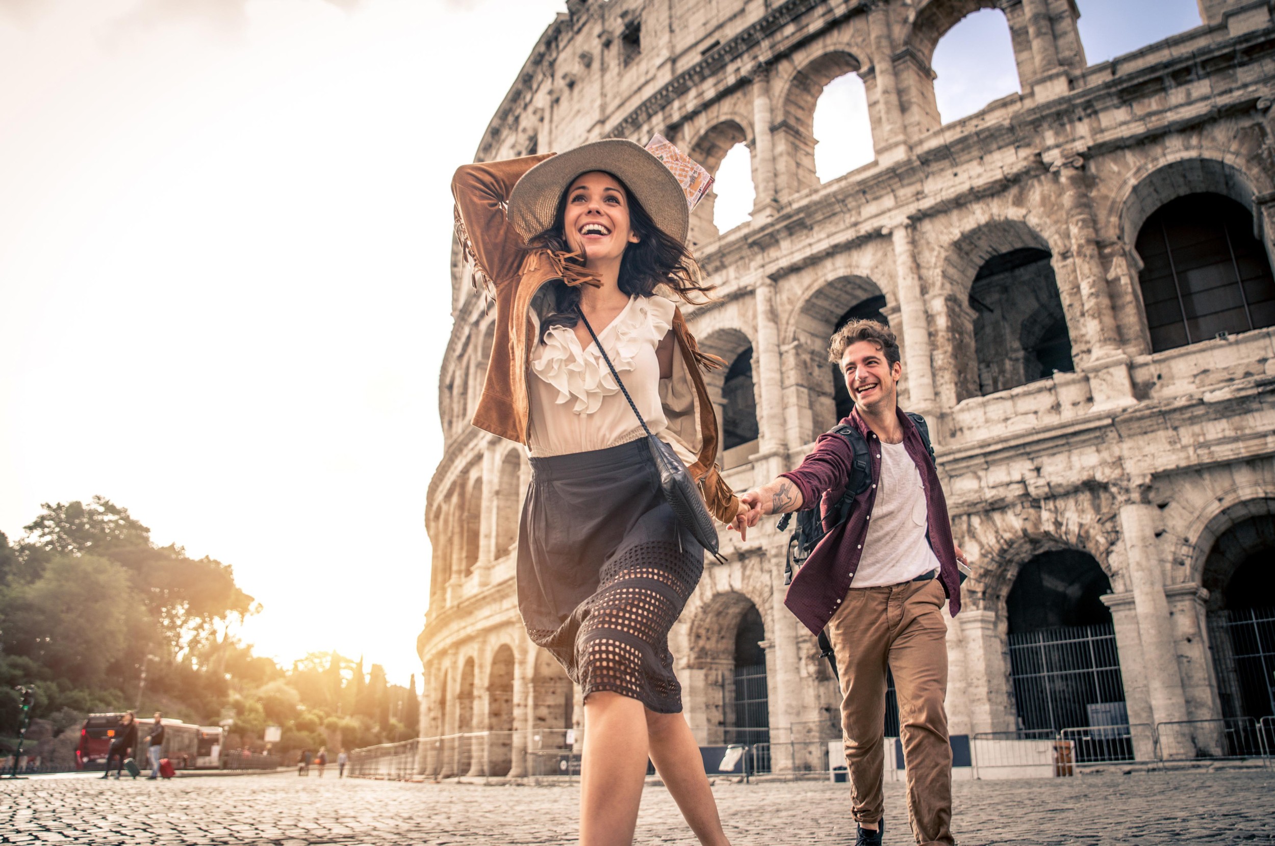 Рим париж. Путешественники в Риме. Пара на фоне Колизея. Путешественники , туристы в Италии. Друзья в Риме.