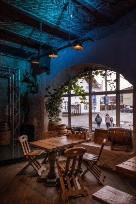 Ужин с бутылкой вина в ресторане Beer Garden