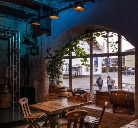 Õhtusöök koos pudeli veiniga restoranis Beer Garden
