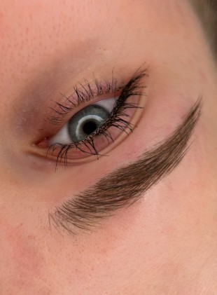 Подчеркните свою красоту перманентным макияжем – татуаж бровей волосковым методом