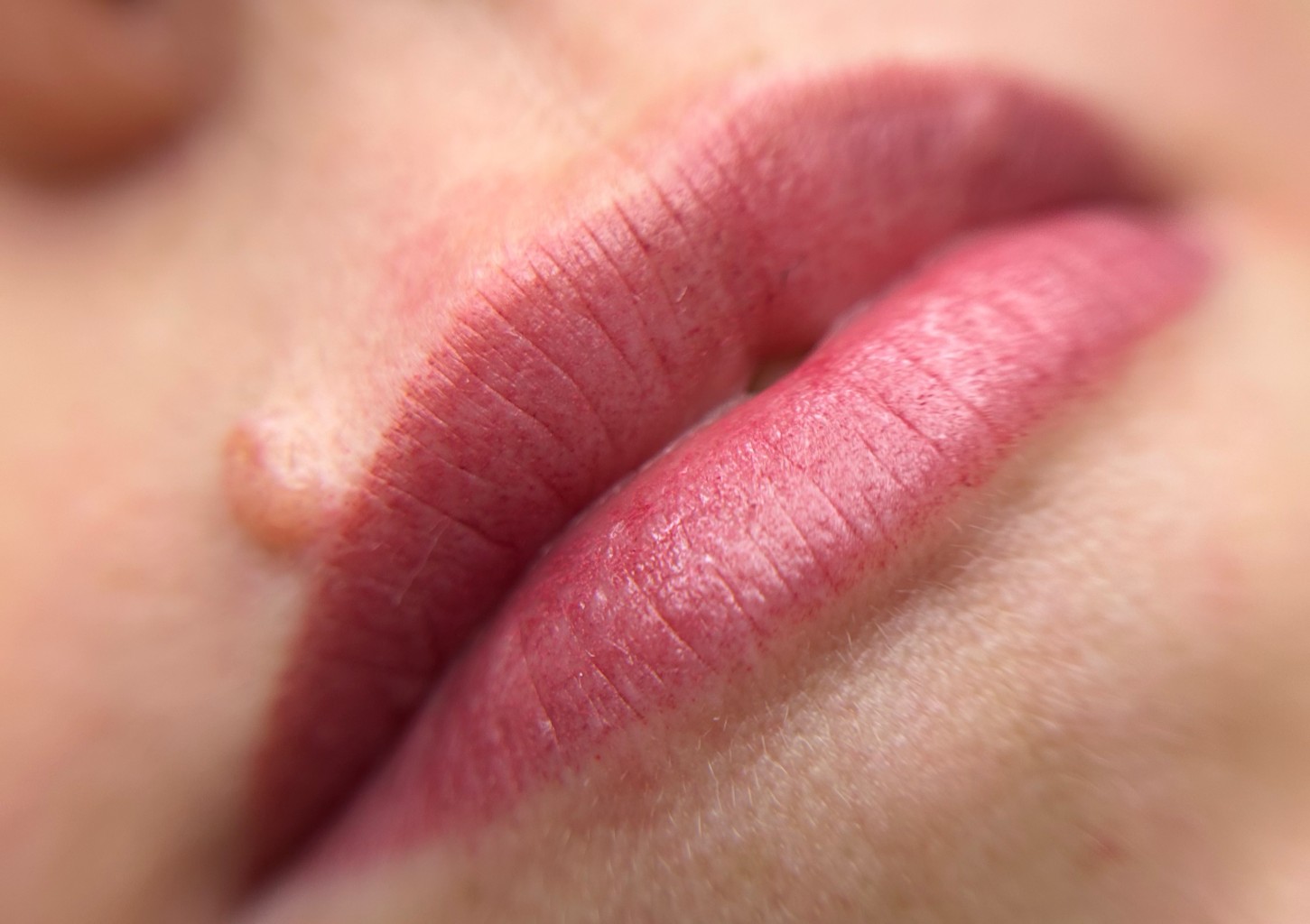 Подчеркните свою красоту перманентным макияжем – акварельный татуаж губ