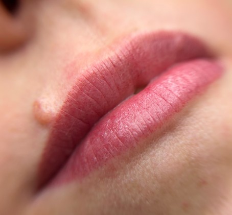 Подчеркните свою красоту перманентным макияжем – акварельный татуаж губ