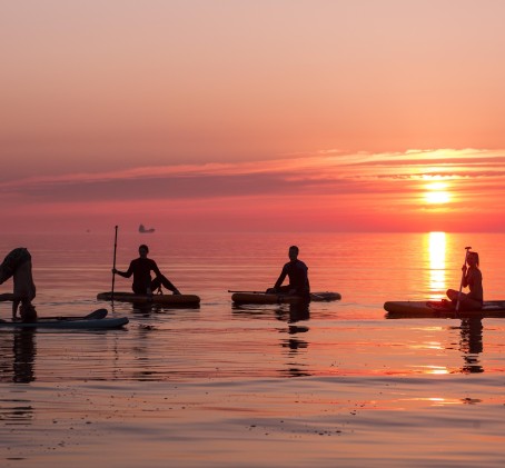 Закатная прогулка на SUP-досках от Surfy