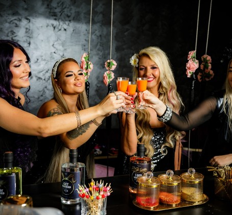 Naistekas lillelises G-Spot Bar’is