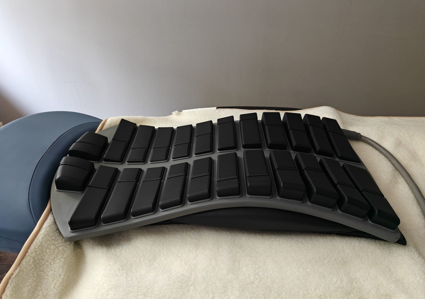 Seljateraapia StimaWell elektrilisel seljamatil