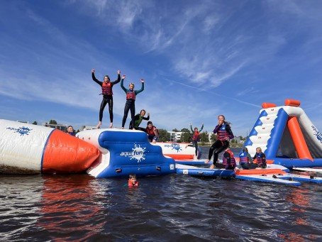 Море веселья в водном батутном парке