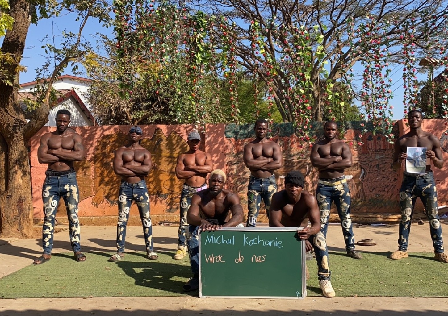 Videotervitus Aafrikast "Aafrika musklimeeste meeskond"