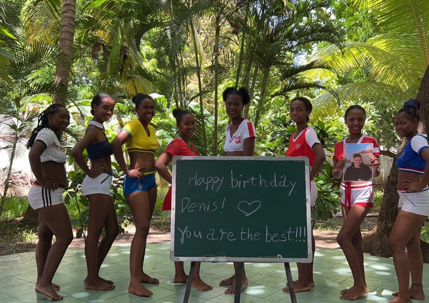 Videotervitus Aafrikast "Aafrika naiskond"