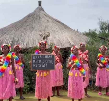 Videotervitus Aafrikast "Roosa seeliku naiskond"