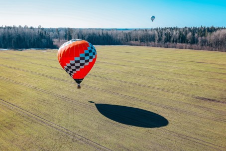 Lend kuumaõhupalliga seltskonnale