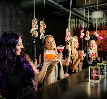 Tüdrukuteõhtu kokteilikoolitus lillelises G-Spot Bar’is
