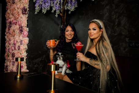 Tüdrukuteõhtu kokteilikoolitus lillelises G-Spot Bar’is kahele