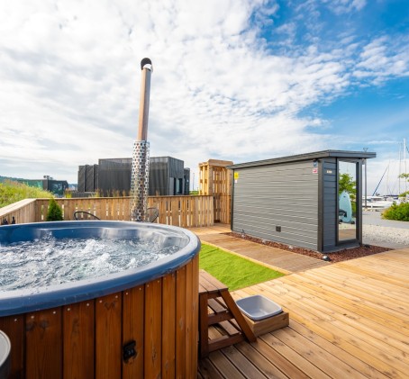 Ööbimine panoraamvaatega sviidis sauna ja 2 eFoil-lennuga Haven Jahisadamas