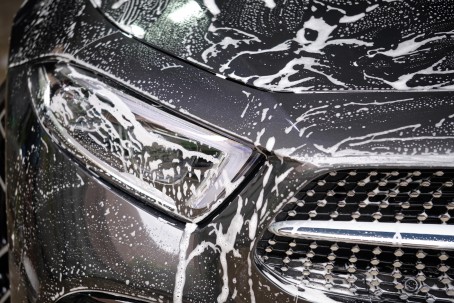 Auto põhjalik sise ja välispesu + kiirvaha Pesukratid autopesulas maasturile