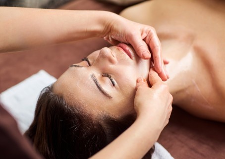 Омолаживающий уход за лицом «Мгновенно моложе» + бесплатная консультация