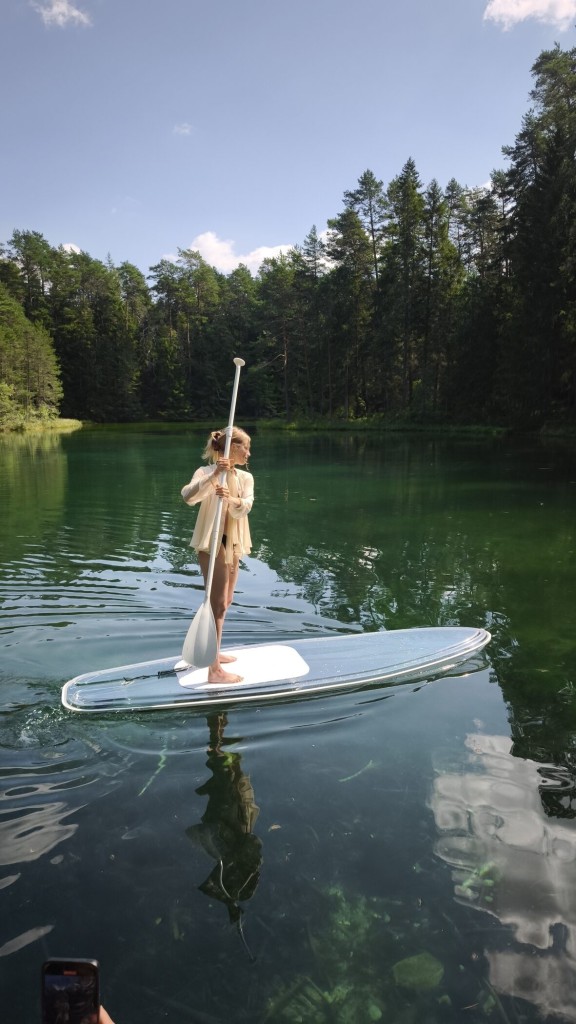 Захватывающий вид под воду озера Синийярв с прозрачной SUP-доски для одного