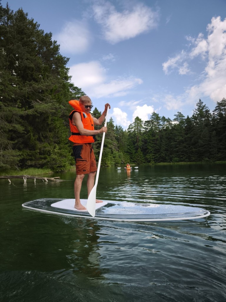 Впечатляющий вид под воду озера Синиярв с прозрачной SUP-доски для двоих