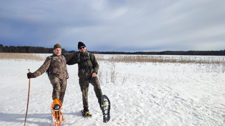 Поход по болоту Виру на снегоступах с природным гидом для двоих