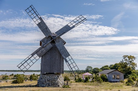 Сны летней ночью в романтичной ветряной мельнице