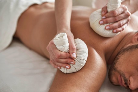 Тайский массаж травяными мешочками