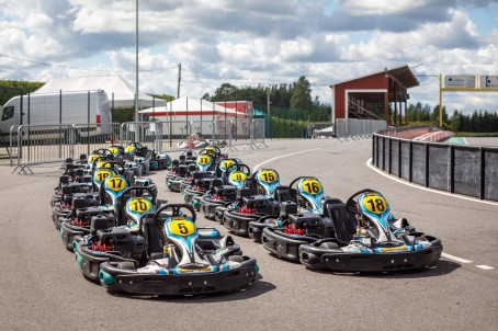 Поездка на картах по гоночной трассе Kuningamäe для компании